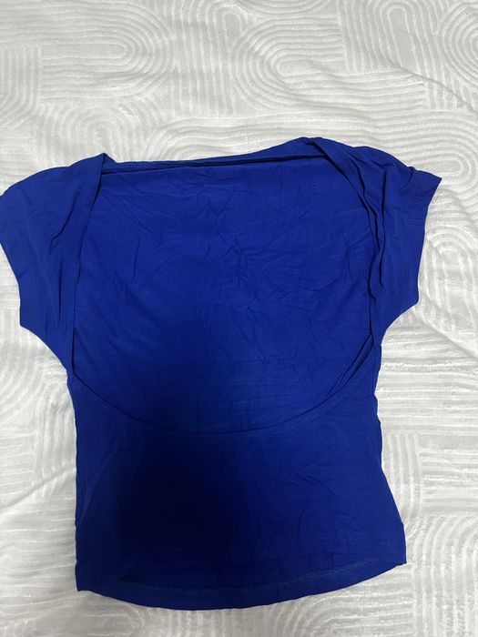 Tricou albastru cu spatele gol