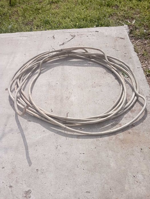 Продавам бял кабел