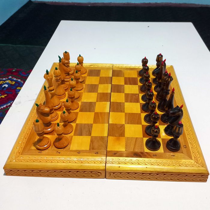 Shaxmat. Qo‘l mehnati yog‘ochdan yasalgan