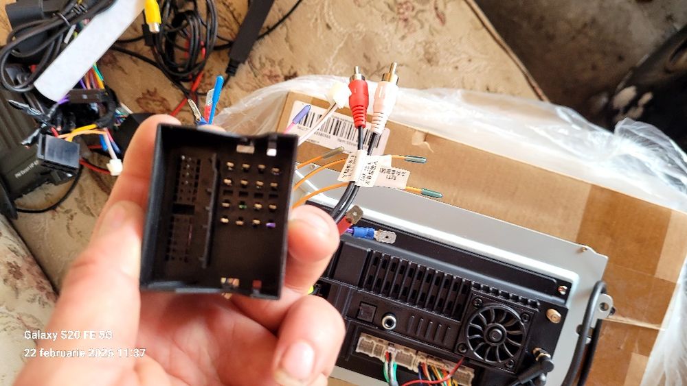 Vând navigație auto cu ecran tactil mare de 10  inch.