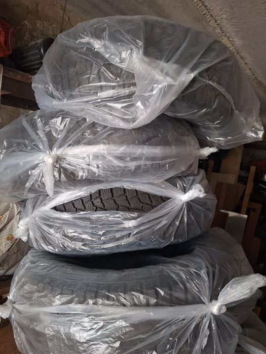 Продам резину б/у MAXXIS