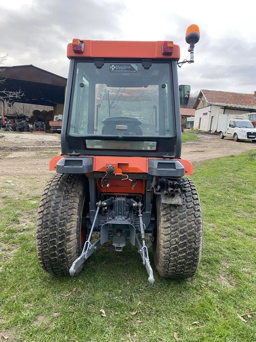 Трактор Kubota STV32 с оригинален челен товара