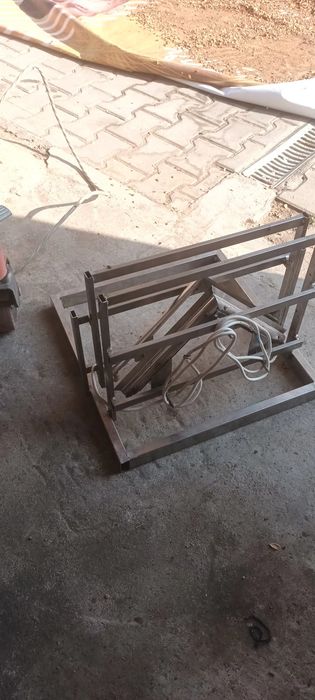 Вертикален нож за разпечатване на пчелни рамки.