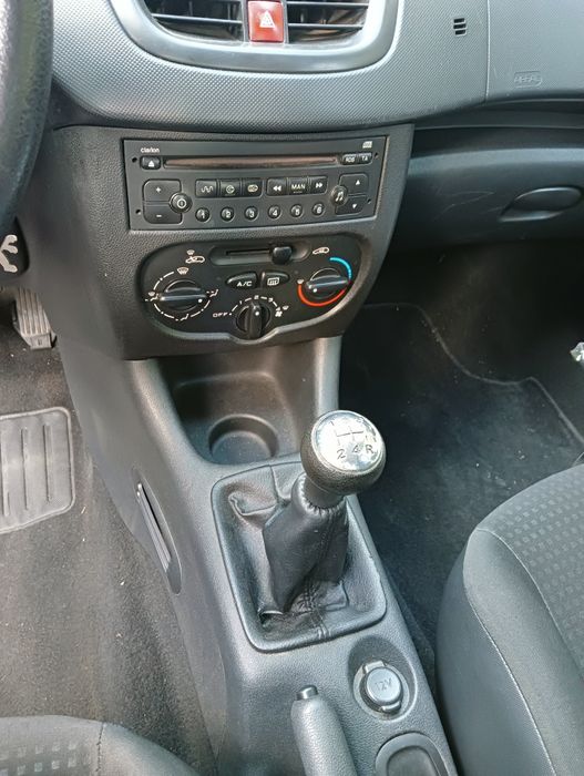 Автомобил Peugeot 206+