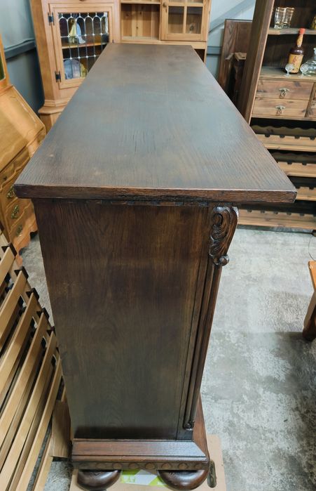 Разкошен дъбов шкаф с дърворезба