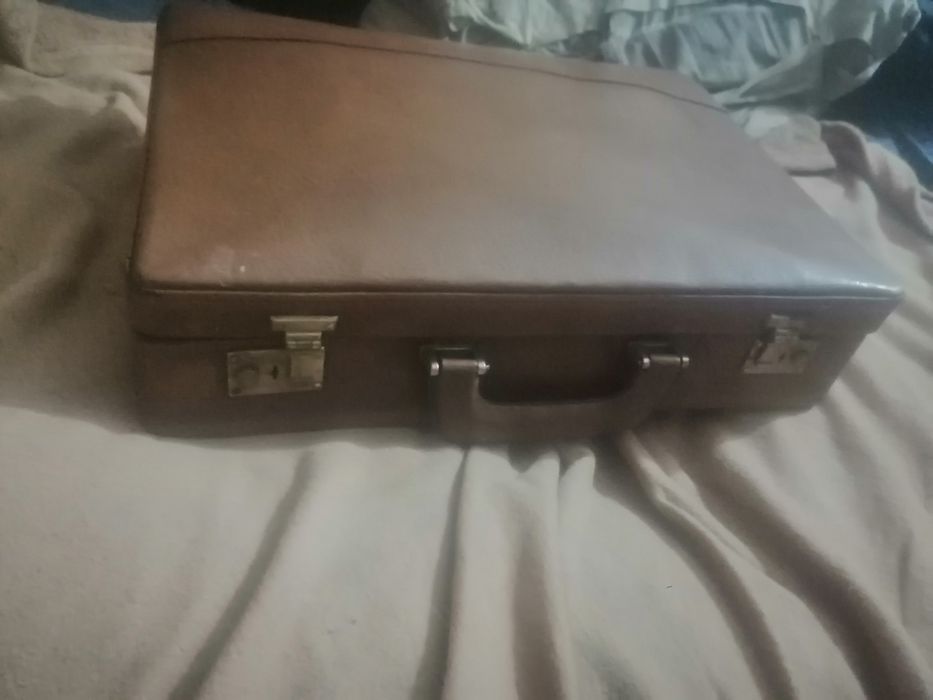 Продам чемодан коженный