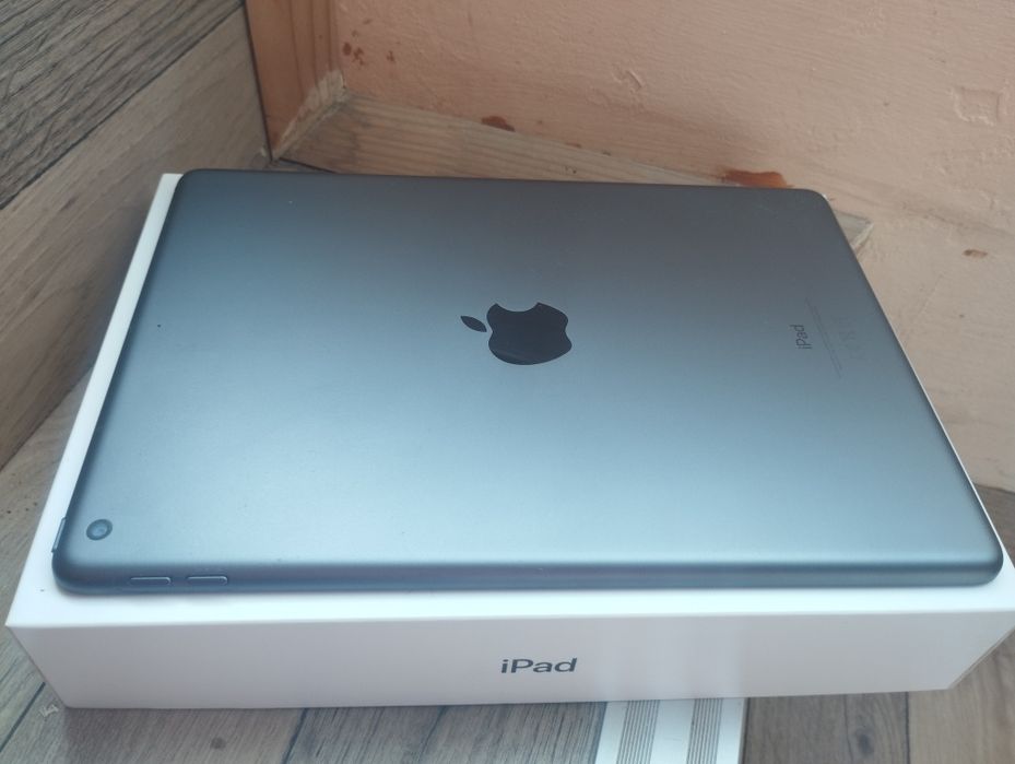 iPad 9 64GB WiFi, с оригинална кутия, зарядно и два калъфа, като нов