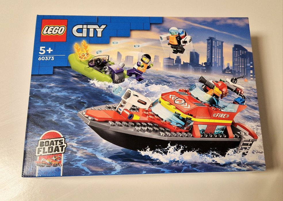 Ново LEGO City 60373 – Пожарникарска спасителна лодка