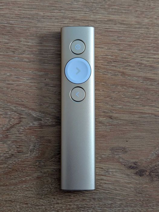 Vând mai multe telecomenzi: Sony, NAD, Logitech, Onkyo, Sharp