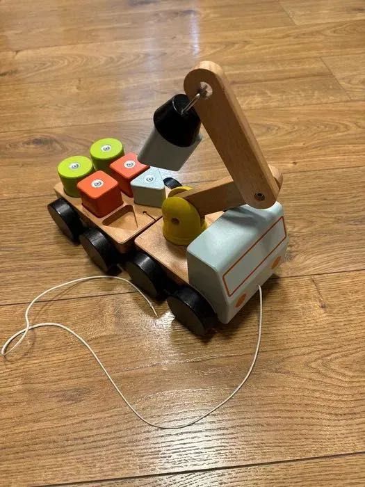 Macara și cuburi din lemn