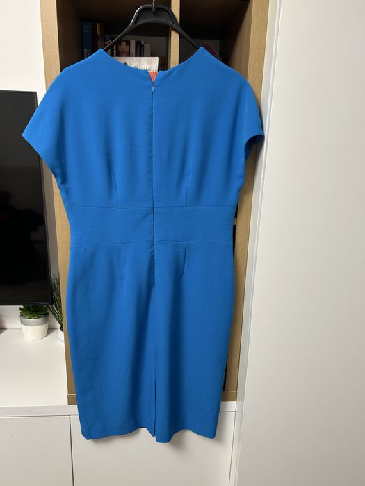 Rochie pana la genunchi, model deosebit