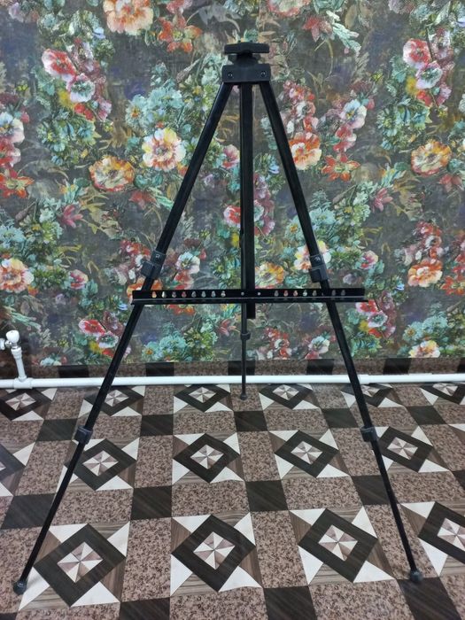 Штатив предлагается за 5000 тенге.