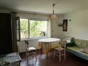 Продава се самостоятелно двуетажно жилище в масивна къща в гр. Попово