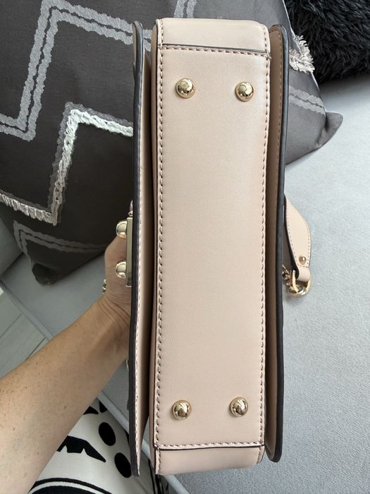 Guess i Valentino чанти