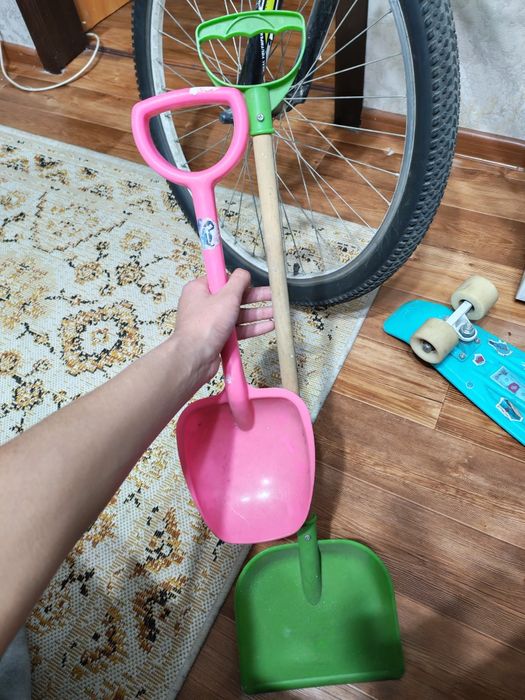 Игрушечные лопаты