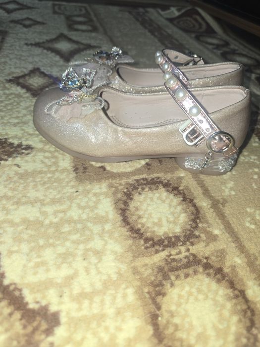 Продам туфельки на девочку