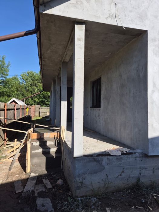 Meseriași la construit case din structura metalica și panou sandwich