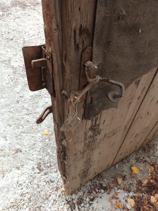 Usa din lemn masiv foarte veche