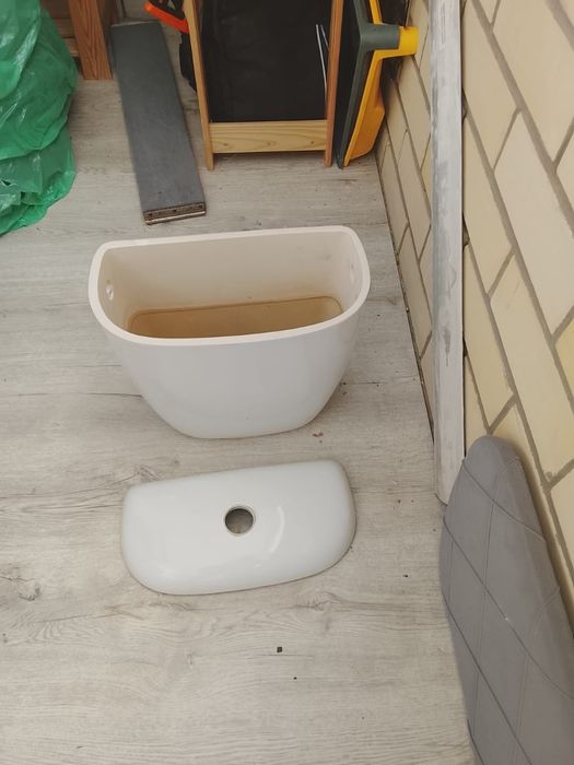 Продам бачок на унитаз