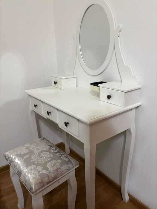 Masă pentru makeup in stare foarte bună (ca nou)