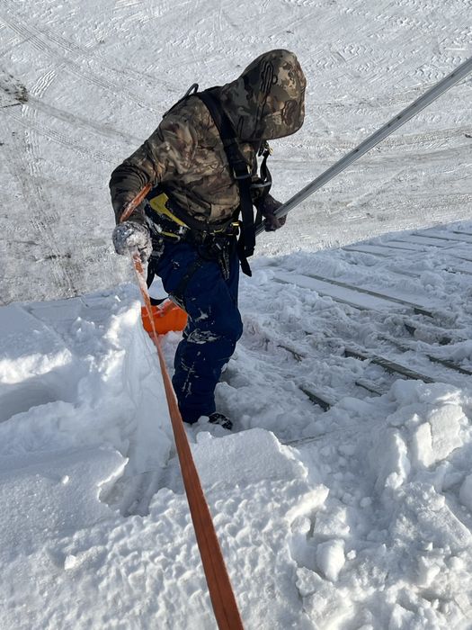 чистка снега с крыш