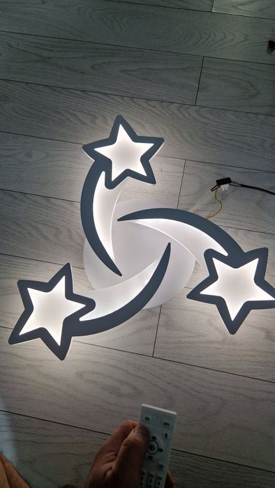 Plafoniera led alba cu telecomanda, model cu steluțe