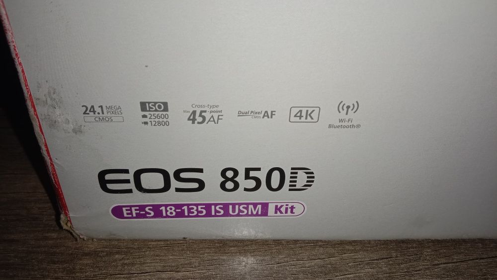 Canon 850 D. EOS