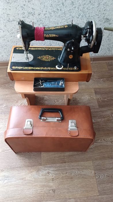 Продам швейную машину !
