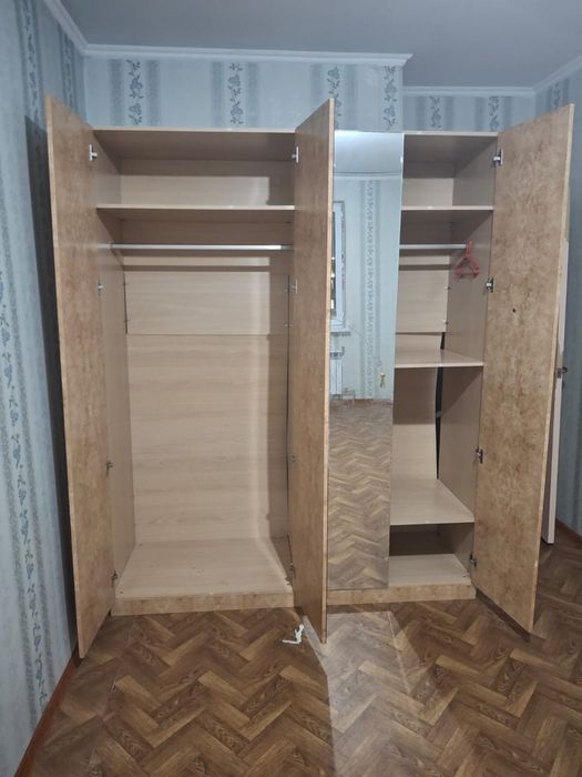 Желтый шкаф спальный