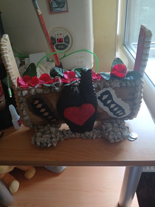 Vând ornamente lucrate manual din lemn