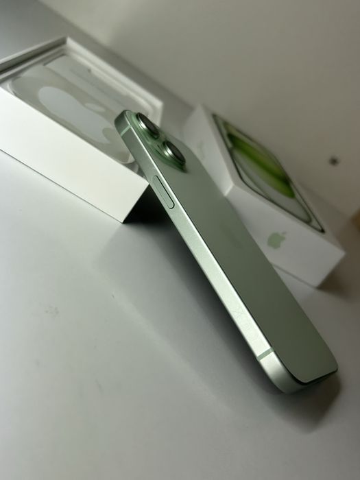 Iphone 15 green.