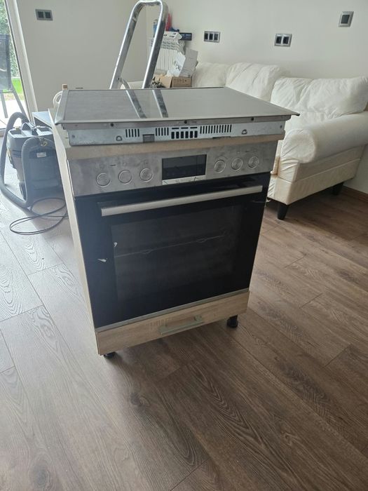 Продава се печка с котлони. Чисто нова . Само сглобена. Не ползвана.