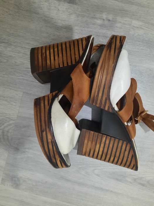 Продам белые босоножки