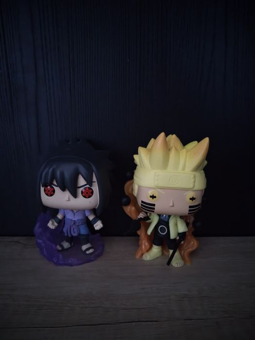 Figurina glow in the dark cu Sasuke si Naruto