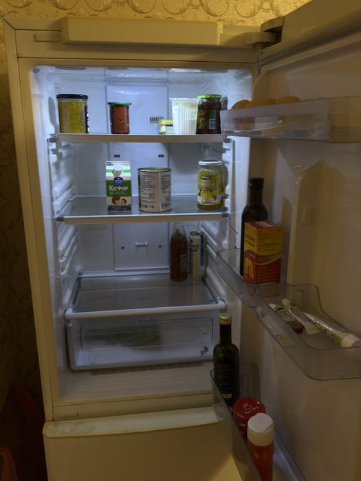 Холодильник Samsung,с LED-дисплеем.