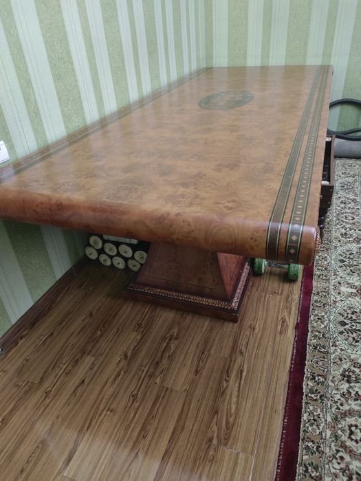 Продам стол для гостиной