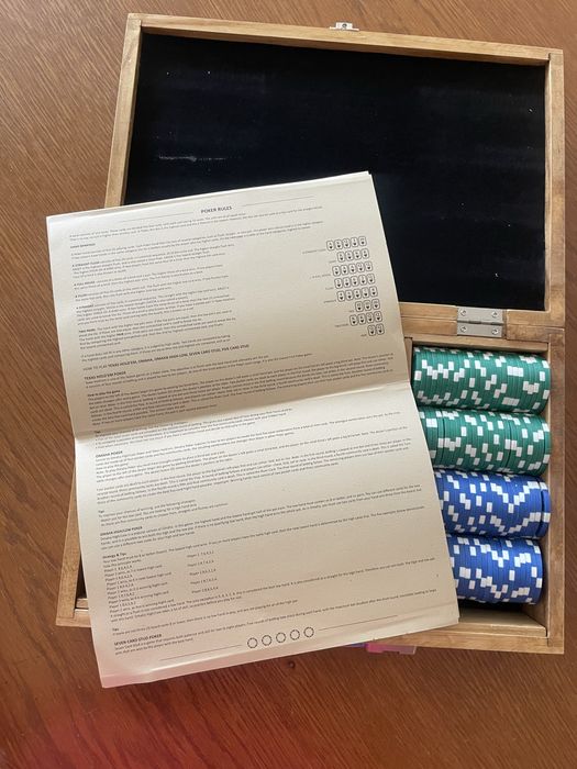 Joc poker in cutie din lemn