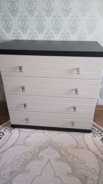 Продам угловой шкаф и комод