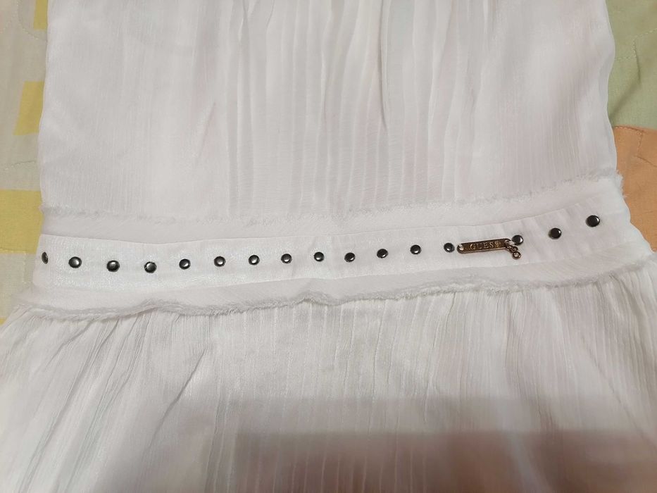Бяла рокля на Guess