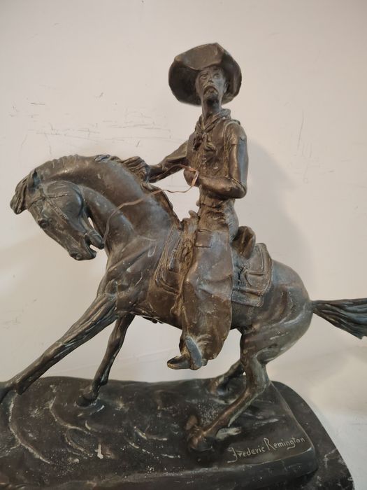 Superbă sculptură realizată din bronz masiv pe soclu de marmură reprez