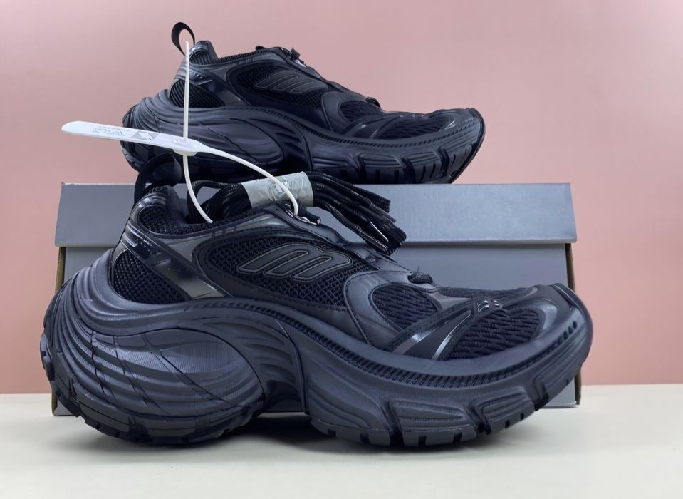 Balenciaga 10XL.