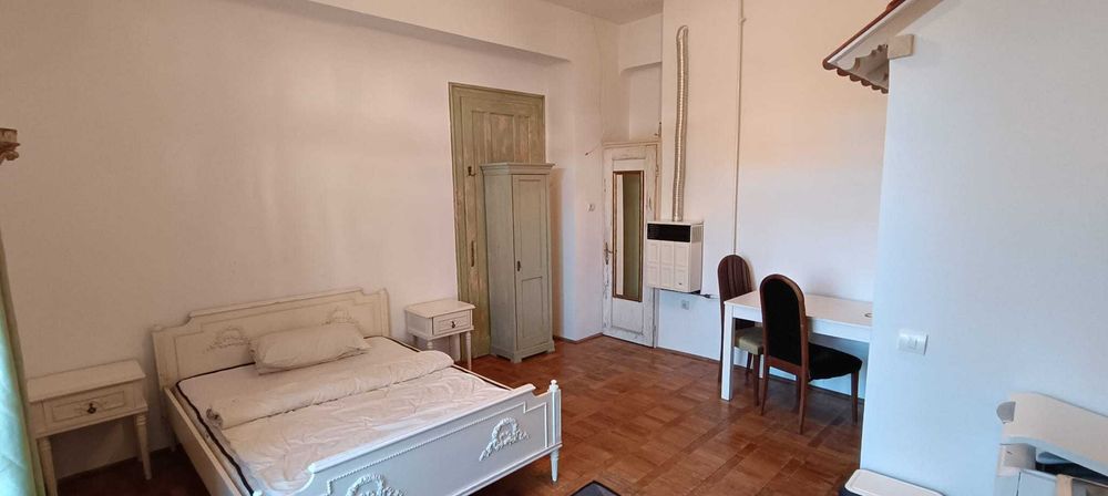 Inchiriez central garsoniera camera cu terasa in vila str Iorga