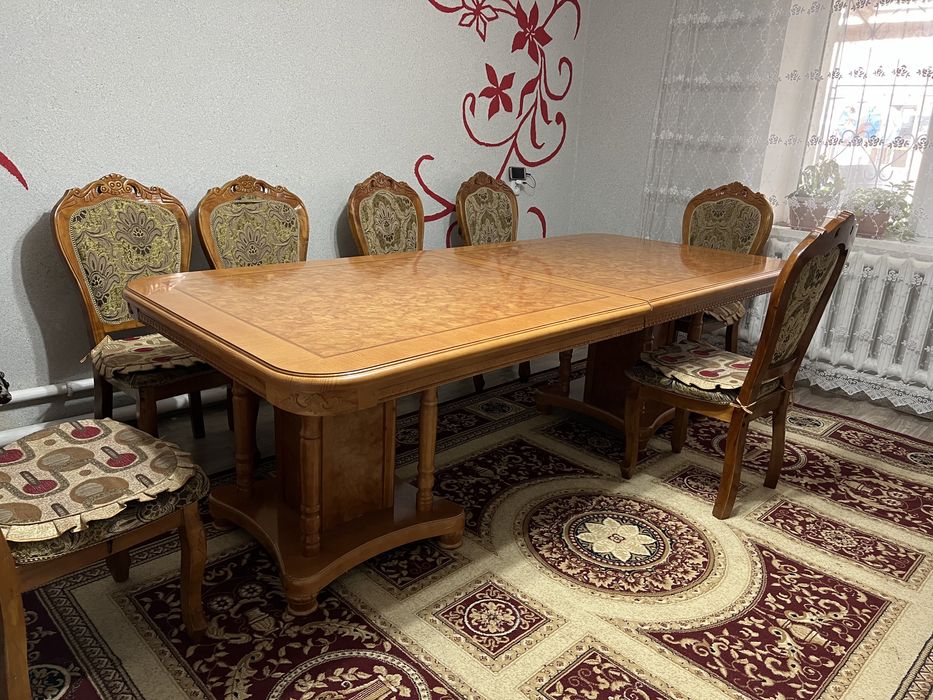 Продам срочно стол и стулья