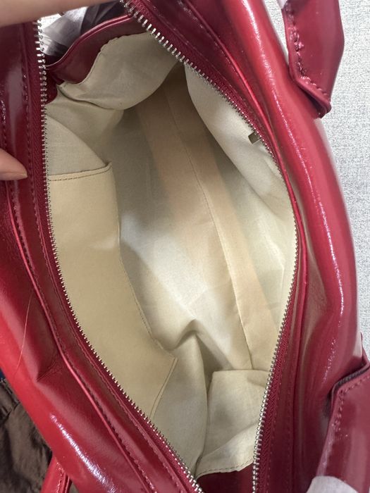 Сумма красная вместительная , стильная