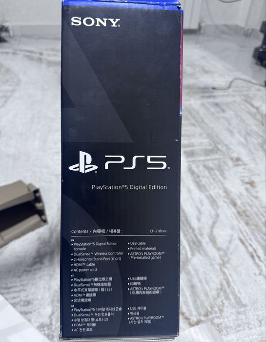 Sony PlayStation 5. 825 GB