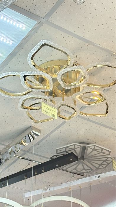 Продам новую люстру