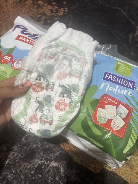 Vand pampers nr 4 , 31 de bucati si un sac cu haine fetite marimi de la 3 la 9 luni
