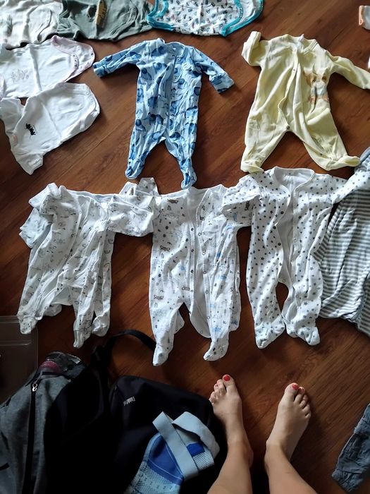 дрешки за момче от 0 до 3 и от 3 до 9 месеца. Ниски цени.