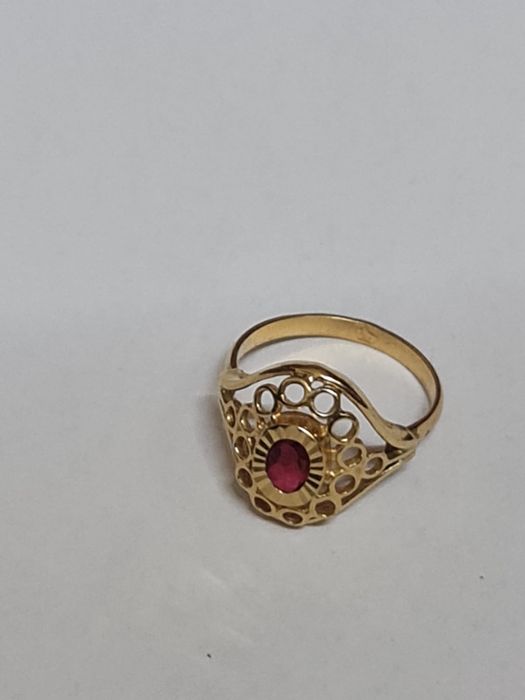 Piesa unicata handmade inel din aur de 18k cu rubin