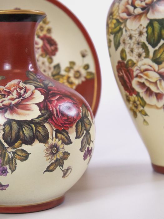 Две вазы и тарелка на подставке